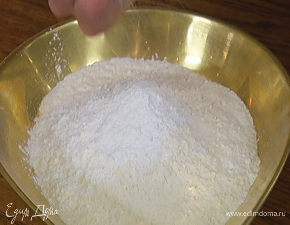 Добавить муку, миндаль, цедру лимона, влить растопленное масло и хорошенько перемешать.