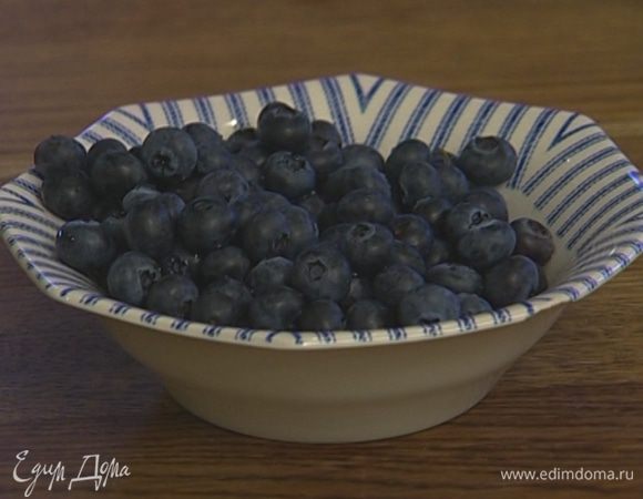 Небольшие формочки для выпечки смазать маслом и наполнить тестом, сверху присыпать ягодами.