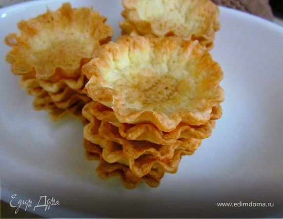 Выпекать тарталетки в заранее разогретой до 200С духовке минут 15 или до зарумянивания! Таким образом испечь все тарталетки, если тесто осталось, его можно заморозить!