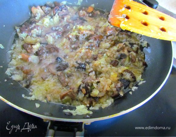 Приготовим начинку! Разморозим грибы, отварим их минут 10! Обжарим лук до мягкости на растительном масле, добавим к луку отваренные грибы и прожарим их вместе минут 15! Посолим!