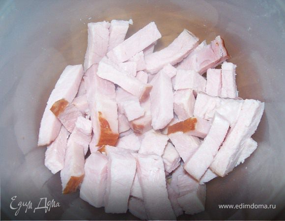 далее нарежте корейку брусочками и добавьте к картошке, варит 5 минут.