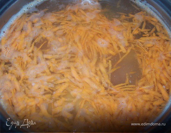 моем , чистим и натираем на крупной терке морковь. добавляем в суп, варим 2-3 минуты