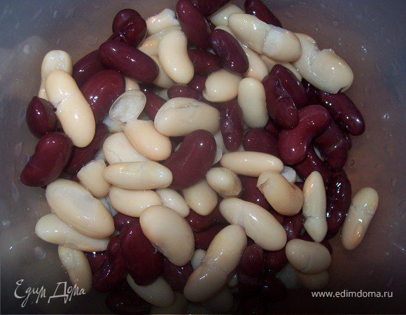 берем разноцветную фасоль, промываем и добавляем суп