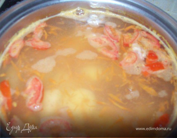 сразу же после фасоли добавляем нарезанный помидорчик и варим 5 минут