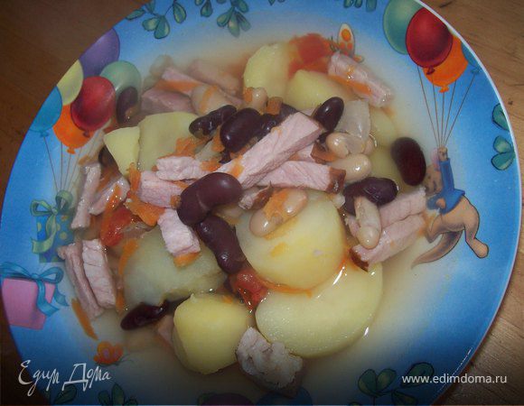 далее солим, добавляем перец горошком, лавровый лист, варим 2-3 минуты, выключаем газ , закрываем крышкой идаем постоять 10 минут. далее разлеваем по тарелкам...