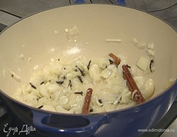 Добавить перец чили, корицу, гвоздику и кардамон и, помешивая, дождаться, когда лук зазолотится.