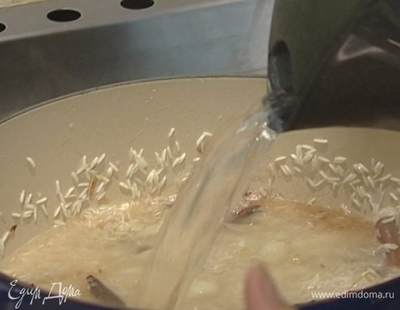 Влить кипяток (воды должно быть в 2 раза больше, чем риса) и накрыть крышкой. Убавить огонь и варить 12 минут.