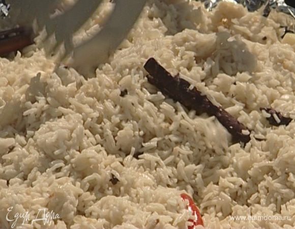 Готовый рис посолить, добавить кинзу и перемешать.