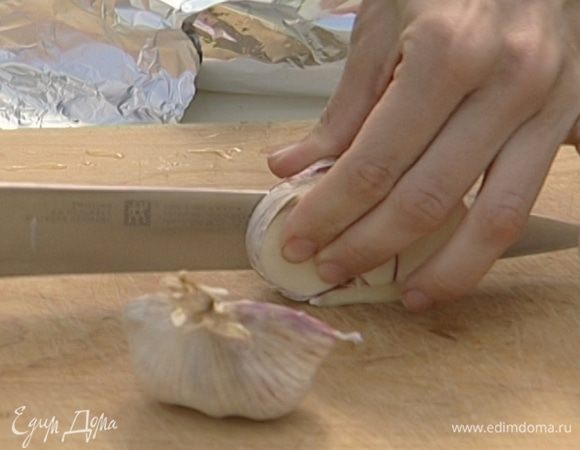 Головку чеснока нарезать толстыми пластинками.