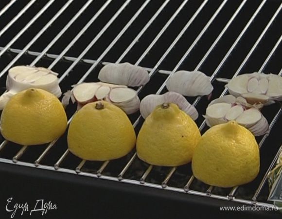 Положить лимоны разрезом на гриль, рядом — чеснок и черри на веточках, все обжарить.