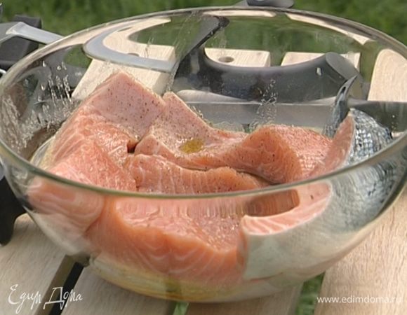 Рыбу вымыть и просушить бумажным полотенцем, поперчить, посолить, сбрызнуть оливковым маслом.