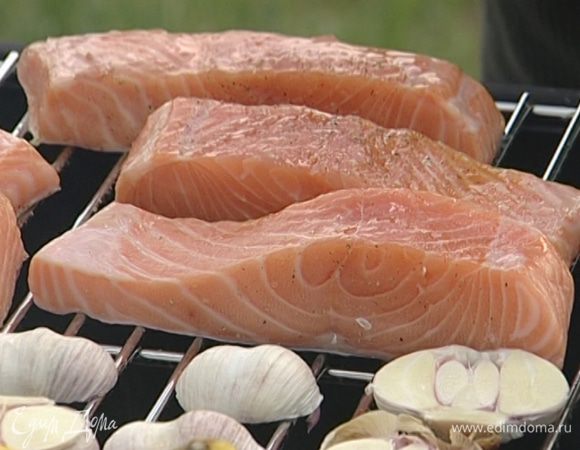 Обжаривать семгу с обеих сторон по 3−4 минуты.