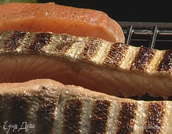 Готовую рыбу сбрызнуть оливковым маслом, соком прожаренного лимона, посыпать базиликом.