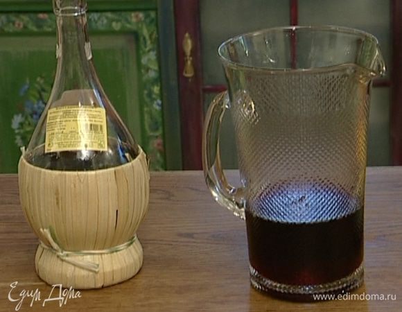 Вино и мартини влить в большой кувшин.