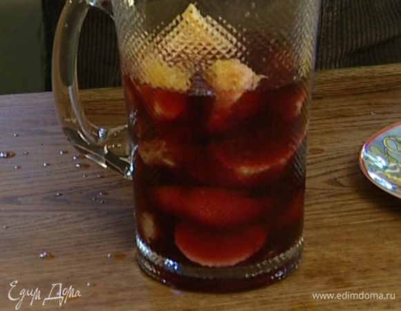 Добавить ломтики фруктов, гвоздику, корицу, сахар.