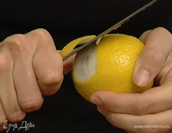 С лимона снять кожуру (только ярко-желтый слой), порезать ее на полоски и добавить в кувшин.