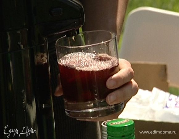 Все перемешать и поставить на 2 часа в холодильник или добавить лед. Подавать сангрию в широких стаканах с кусочками фруктов.