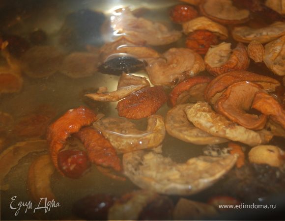 Все очень просто – варим компот из сухофруктов, сахара кладем по вкусу, я много не люблю. В процессе варки я добавила сухую мяту, уже в самом конце, вместе с корицей, живой мяты не нашлось. Если бы была свежая – положила бы при подаче. Она придает и аромат, и ощущение свежести. После варки оставляю с закрытой крышкой остывать и настаиваться.