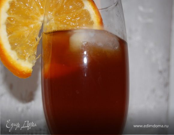 Когда наш компот охладился до комнатной температуры и настоялся, я его процеживаю. Теперь мой секрет свежести! Выжимаю сок из апельсина, если есть возможность – оставляю дольки на украшение бокала. Помещаю напиток в холодильник, подавать лучше в такую жару с кусочком льда! Когда я сама впервые попробовала этот "компот" - не сразу догадалась, что это! Даже в голову не могло прийти, что это банальные сухофрукты! Всем приятного аппетита!