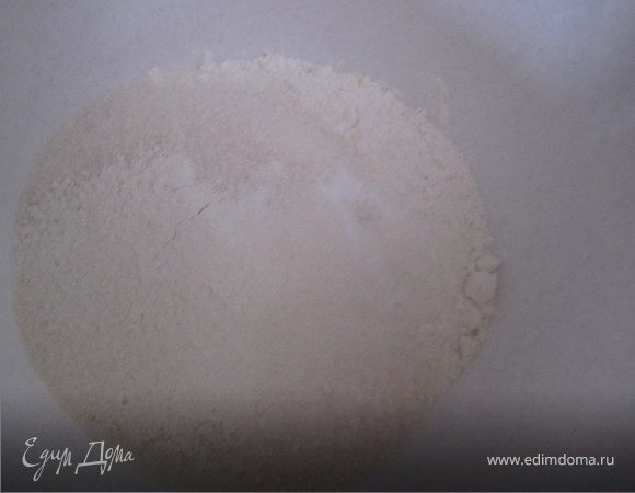 Смешать муку, сахар, разрыхлитель, соль.
Желтки отделить от белков.