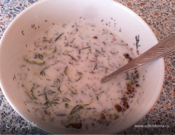Огурец и укроп мелко нарезать. Чеснок так же измельчить. Орех растолочь. Смешать все ингредиенты, кроме ореха, залить кефиром. Сверху посыпать орехом и капнуть масло. Приятного аппетита!!! Можно так же подавать с гренками, так еще вкуснее.