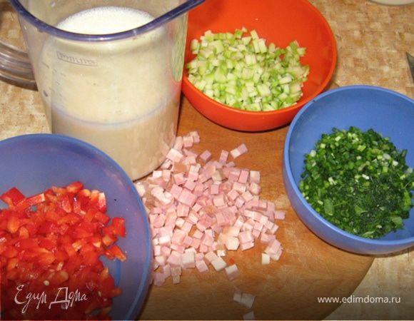 Сначала все подготовим. Для ускорения процесса нарезать все можно с вечера. После приготовления блюда из кабачков у меня остались неказистые бочки — кубиками, зелень — мелко, грудинку (или любое другое мясо) — так же и болгарский перец. Яйца взбить с молоком, мукой и солью. Только молока налейте в 2 раза меньше, чем на обычный омлет.