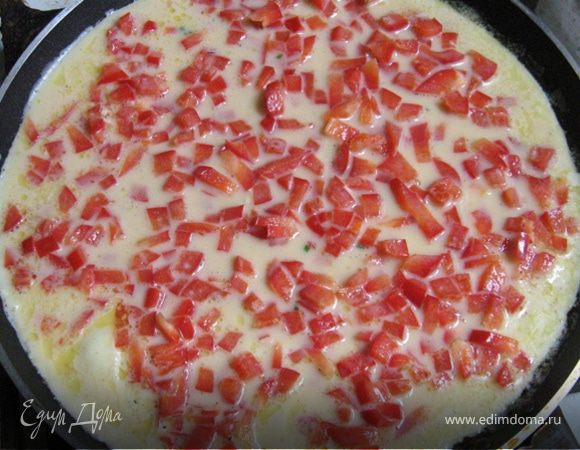 На сливочном масле слегка обжарьте болгарский перец и залейте частью яичной массы. Не перемешивая, пожарьте омлет и выложите на тарелку первым слоем.