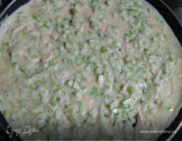 Затем по тому же принципу поступите с кабачками и грудинкой — это будут два внутренних светлых слоя. Если что-то и развалится в процессе перекладывания со сковороды на тарелку, не страшно, разложите руками и прихлопните лопаткой ;)