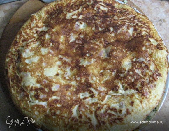 Последний слой: смешайте яичную массу с зеленью и пожарьте красивый омлетный блин. Его переложите на отдельную тарелку поджаренной стороной вниз, а затем перекиньте ее на омлетные слои. Жареная сторона будет сверху и прикроет все недочеты. Затем все это можно прогреть в микроволновке.