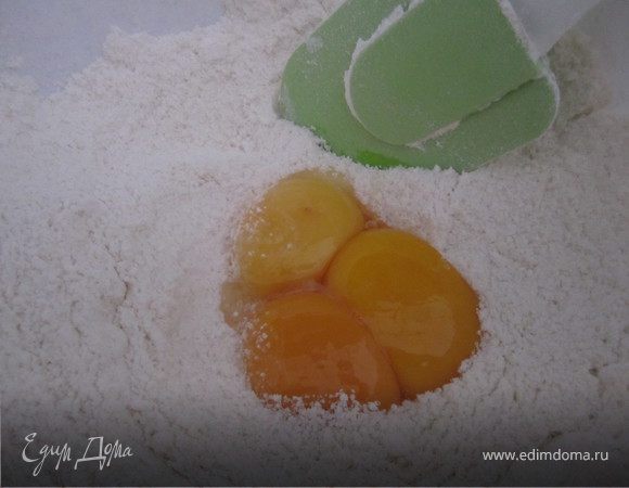 Добавить желтки в мучную смесь.