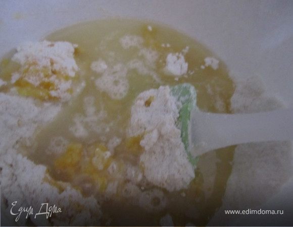 Добавить растительное масло, сыроватку или холодную воду, ванилин.