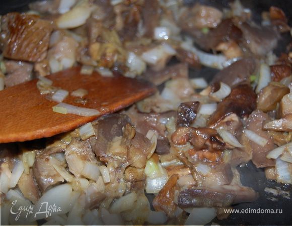 Грибы разморозила, мелко порезала и обжарила с репчатым луком на сковородке.