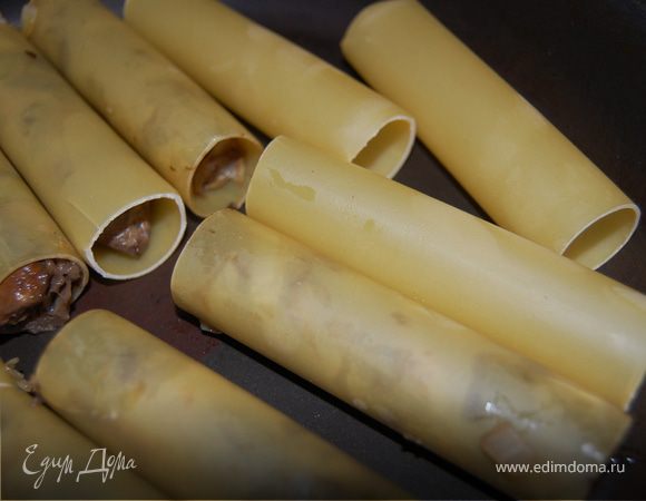 Берем наши каннелони, туго фаршируем их грибами, укладываем в форму, можно на сковородку,заливаем соусом и отправляем в разогретую духовку.