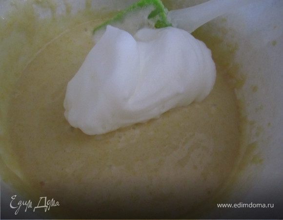 Аккуратно ввести белки в тесто.