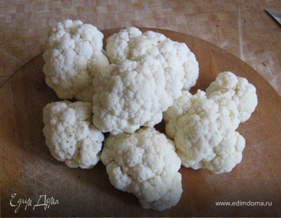 Самая долгая часть салата - подготовить капусту. Сначала ее надо разобрать на крупные соцветия