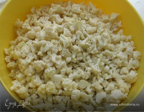 И в конце концов на такие вот маленькие красотульки. Хлопотно, да, но постарайтесь именно разбирать цветную капусту, а не просто ножем ее порезать. Чем меньше "крошек", тем лучше.