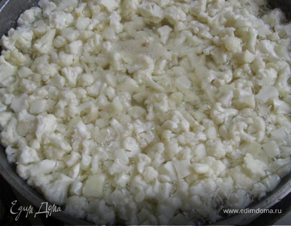 Теперь капусту нужно отварить. Для этого в казане или кастрюле вскипятите воду, посолите ее и влейте уксус. Вода на вкус должна быть невкусной! Солено-кислой... Высыпьте в нее капусту и варите до степени той мягкости, что вам по вкусу.