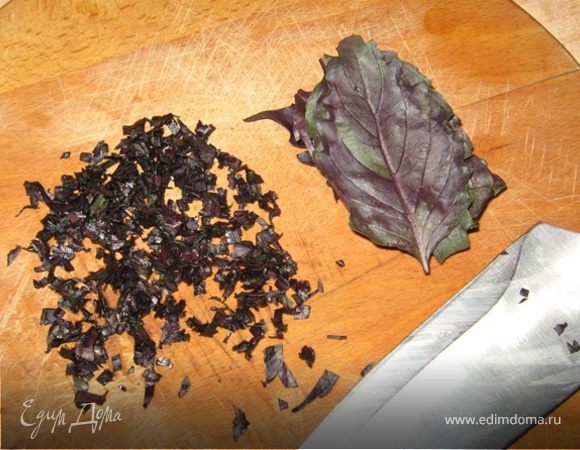 А пока она остывает - подготовим все остальное. Базилик нарежем меленько-меленько, а лук - кубиками. В идеале в этот салат должно использовать Ялтинский синий сладкий лук, но ему еще не сезон, потому пойдет и обычный репчатый. Все это высыпать в капусту и заправить майонезом. Не забудьте досолить по вкусу.