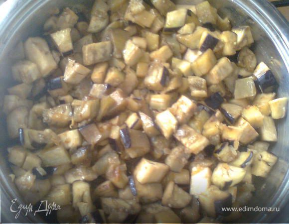 для начало чистим баклажан от кожуры(я чищю ,в длину оставляю немного кожуры,так смотрится красиво),режем кубиками,солим .перемешиваем,в это время режем и жарим лук,как позолотится добавляем баклажаны и,перемешиваем,закрываем крышку и пусть тушится,минут5,(не больше)