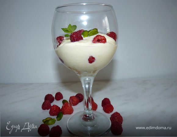 Разложить по креманкам, чередуя слои мусса и ягод. Посыпать рубленными фисташками, украсить ягодами малины. До подачи на стол держать в холодильнике.