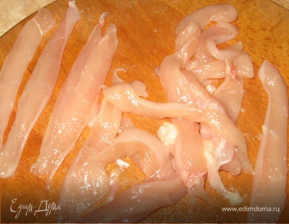 Грудку нарезать тонкими длинными полосками. Сложить в емкость, не много посолить и поперчить.