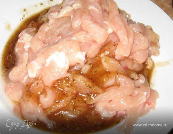 Подготовим маринад: смешаем мед, коньяк, соевый соус и специи (тмин и фенхель предварительно измельчить в ступке), размешаем в однородную массу и зальем им курицу