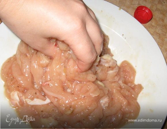 Не испытывая особых стеснений руками все перемешаем, чтобы маринад обволок все кусочки. Накроем емкость тарелкой или пищевой пленкой и уберем в холодильник мариноваться часа на 2.