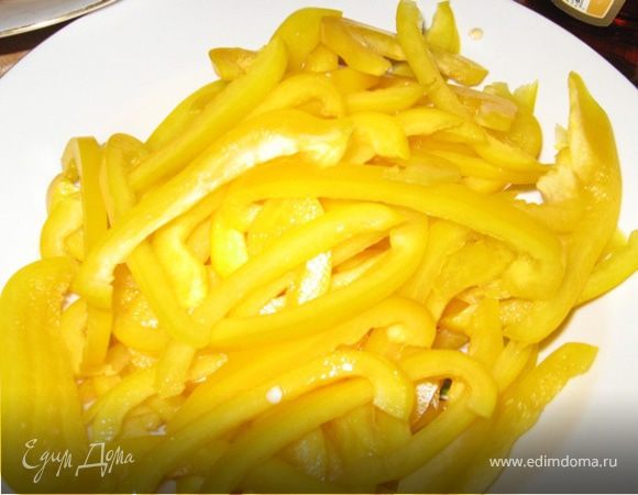 Паприку нережем тонкой соломкой.