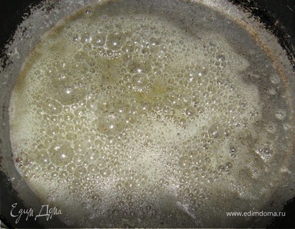 Смешаем и накалим на сковороде масла. Как только сливочное перестанет пениться выкладываем курицу.