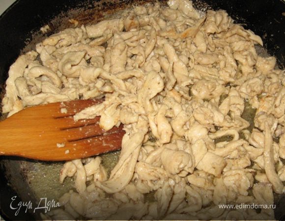 Если у Вас сковорода не большого диаметра или Вы счастливый обладатель ВОКа, то обжаривайте курицу в несколько заходов. Затем переложите ее со сковороды в тарелку, предварительно по максимуму сцедив жирок.