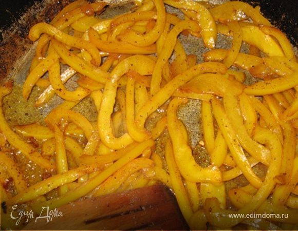 На оставшемся в сковороде жире на сильном огне при постоянном помешивании обжарьте паприку. Не долго, минуты 3 - 5.