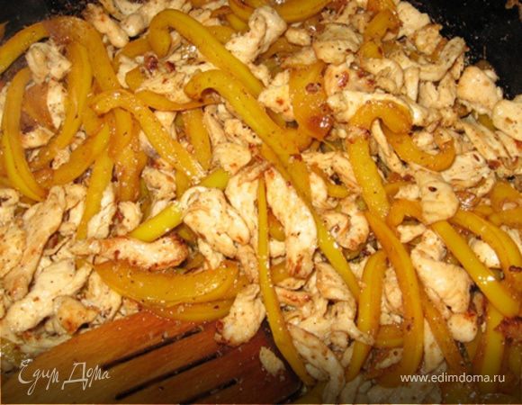 Затем переложите в сковороду курицу и прогрейте все вместе минутку. Подавайте на стол сразу же, пока, как говориться, еще жиром брыжжет. На гарнир у меня был отварной рис.