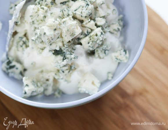 Голубой сыр нарезать небольшими кубиками и перемешать со сливочным сыром.