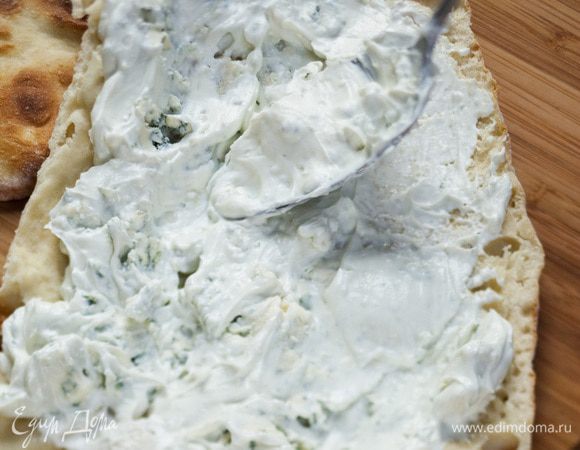 Смазать начинкой нижние половинки лепешек, сверху накрыть второй частью. Смазать оставшимся оливковым маслом, присыпать солью, перцем и майораном, вернуть в духовку и выпекать еще 5–6 минут.